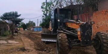 Máquinas viales trabajan en distintos barrios de Orán