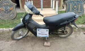 La policía secuestró una moto y drogas