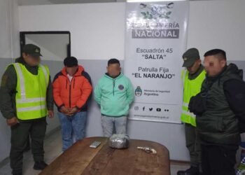 Viajaban en remís con un arma de fuego y marihuana