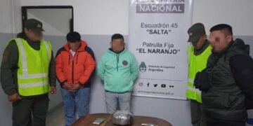 Viajaban en remís con un arma de fuego y marihuana
