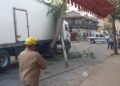 Camión arrancó un poste y tiró los cables en plena calle Pizarro
