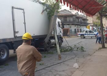 Camión arrancó un poste y tiró los cables en plena calle Pizarro