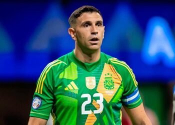 “Dibu” Martínez fue suspendido dos fechas por la FIFA