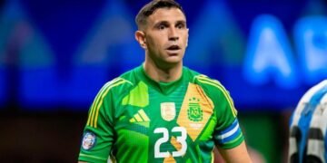 “Dibu” Martínez fue suspendido dos fechas por la FIFA