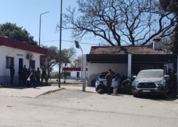 Detuvieron a 20 gendarmes por cobrar sobornos a los tours de compras