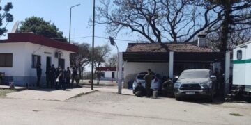 Detuvieron a 20 gendarmes por cobrar sobornos a los tours de compras