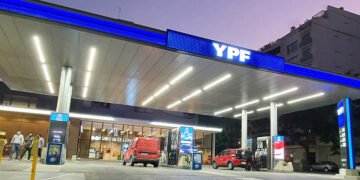 YPF anunció que mañana martes bajarán los precios de la nafta y el gasoil