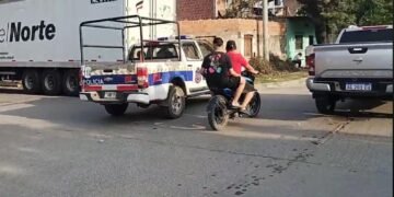 Camión arrastró cables de la luz e hirió a una mujer