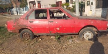 Vecinos piden que retiren un auto abandonado