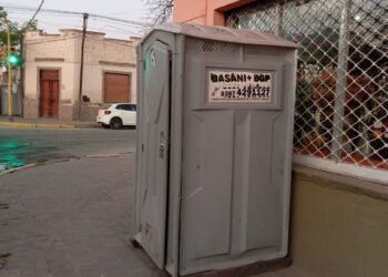 Vecinos piden que retiren los baños químicos que pusieron para el 31