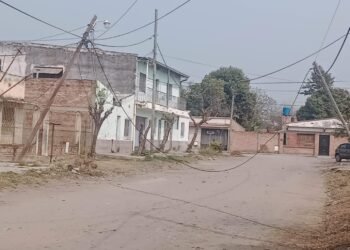 Peligro cables sueltos en la vía pública