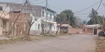 Peligro cables sueltos en la vía pública