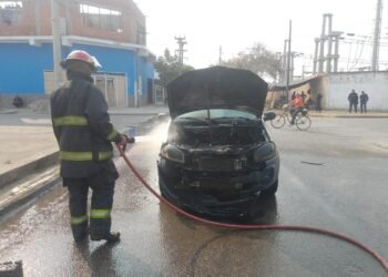 Se prendió fuego el motor de una camioneta
