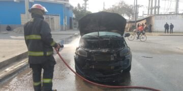 Se prendió fuego el motor de una camioneta