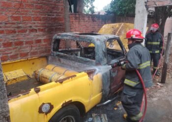 Se prendió fuego una camioneta