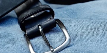 Le pegó a su hija de 4 años con un cinto y la arrojó por una ventana