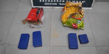 Mujer embarazada trasladaba cocaína en una caja de vino y entre snacks de queso