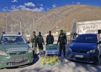 Abren un tubo de GNC y descubren más de 23 kilos de cocaína