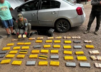 Traficaban 54 kilos de cocaína en el torpedo del auto