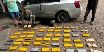 Traficaban 54 kilos de cocaína en el torpedo del auto