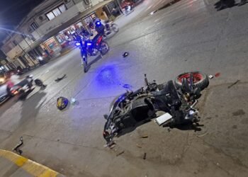 Cruzó el semáforo en rojo y provocó un grave accidente
