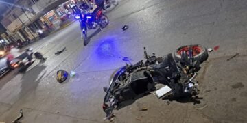 Cruzó el semáforo en rojo y provocó un grave accidente