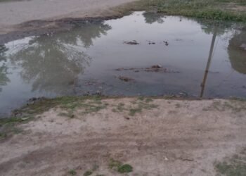 Vecinos reclaman por una gran pérdida de líquidos cloacales