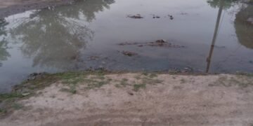 Vecinos reclaman por una gran pérdida de líquidos cloacales