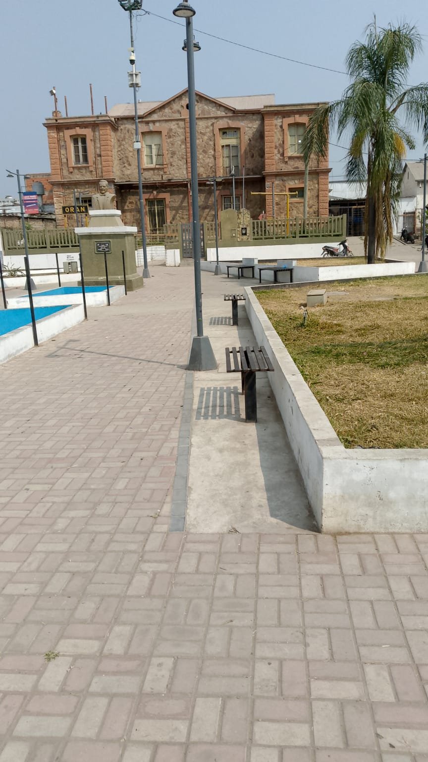 Limpiaron la Plazoleta de la Estación - Radio Ciudad Oran