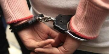 Detuvieron a una mujer que vendió a un hombre a su hija de 16 años