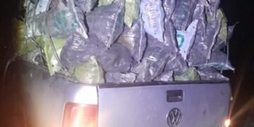 La policía secuestró cubiertas, marihuana y 600 kilos de carbón