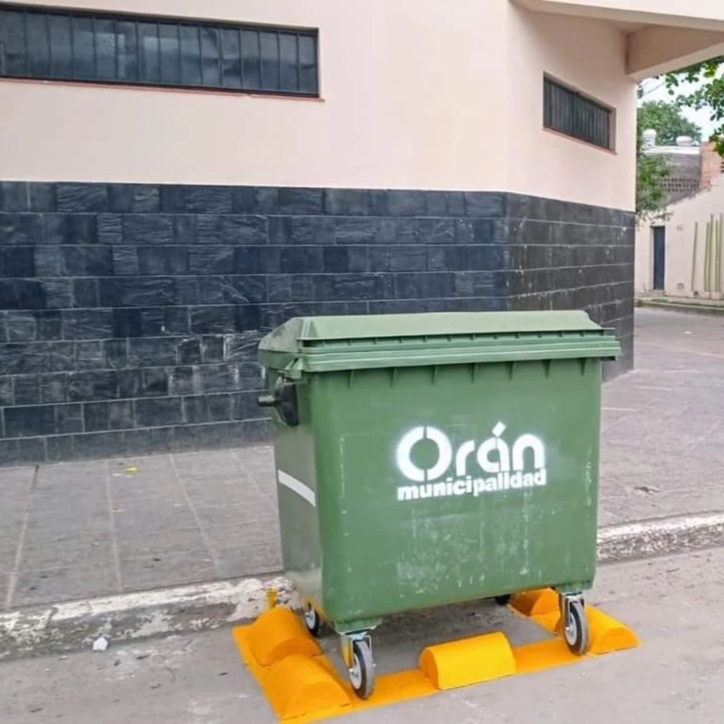 Continúa la colocación de contenedores en la ciudad - Radio Ciudad Oran
