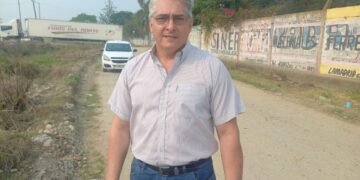 Limpian los canales paralelos a la Ruta 50