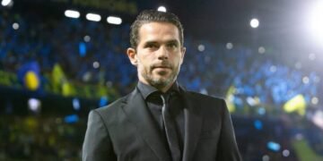 Gago llegó al país para firmar su contrato como DT de Boca