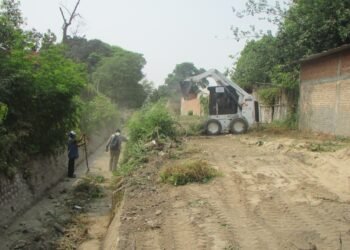 Hipólito Yrigoyen: Trabajan en la limpieza del canal de zona norte