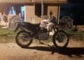 La policía recuperó una moto robada y secuestro envoltorios de cocaína