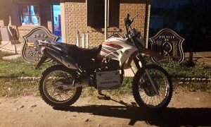La policía recuperó una moto robada y secuestro envoltorios de cocaína