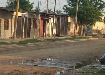 Vecinos reclaman por una pérdida de líquidos cloacales