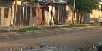 Vecinos reclaman por una pérdida de líquidos cloacales