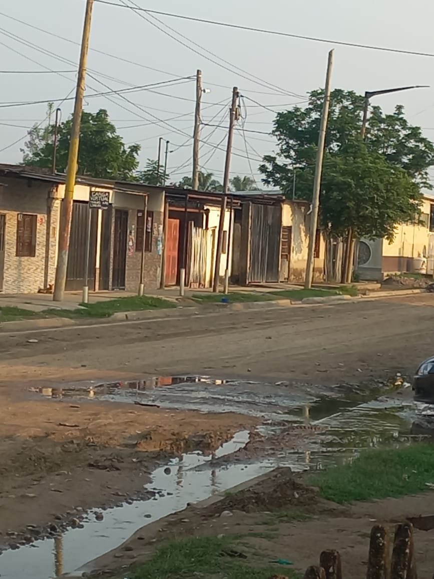 Vecinos reclaman por una pérdida de líquidos cloacales - Radio Ciudad Oran
