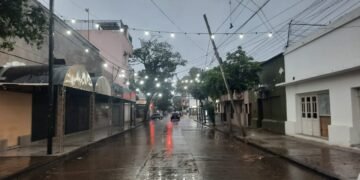 Poste a punto de caerse en pleno centro de Orán