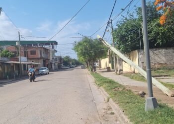 Denuncian un poste caído