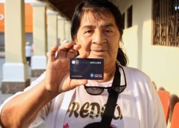 Comenzó la entrega de tarjetas para los boletos gratuitos a los jubilados