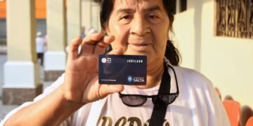 Comenzó la entrega de tarjetas para los boletos gratuitos a los jubilados