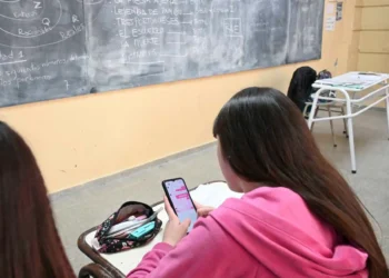 En Salta, alumnos no podrán usar celulares en horario de clases