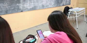 En Salta, alumnos no podrán usar celulares en horario de clases