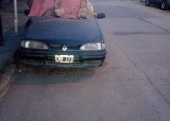 Vecinos piden retirar un auto de la vía pública