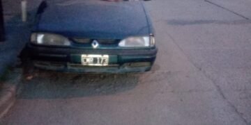 Vecinos piden retirar un auto de la vía pública