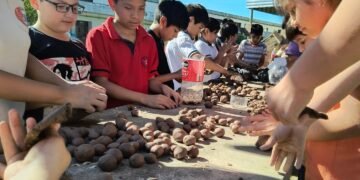 Alumnos prepararon bombas de semillas