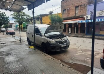 Le rompieron el vehículo y le robaron la batería
